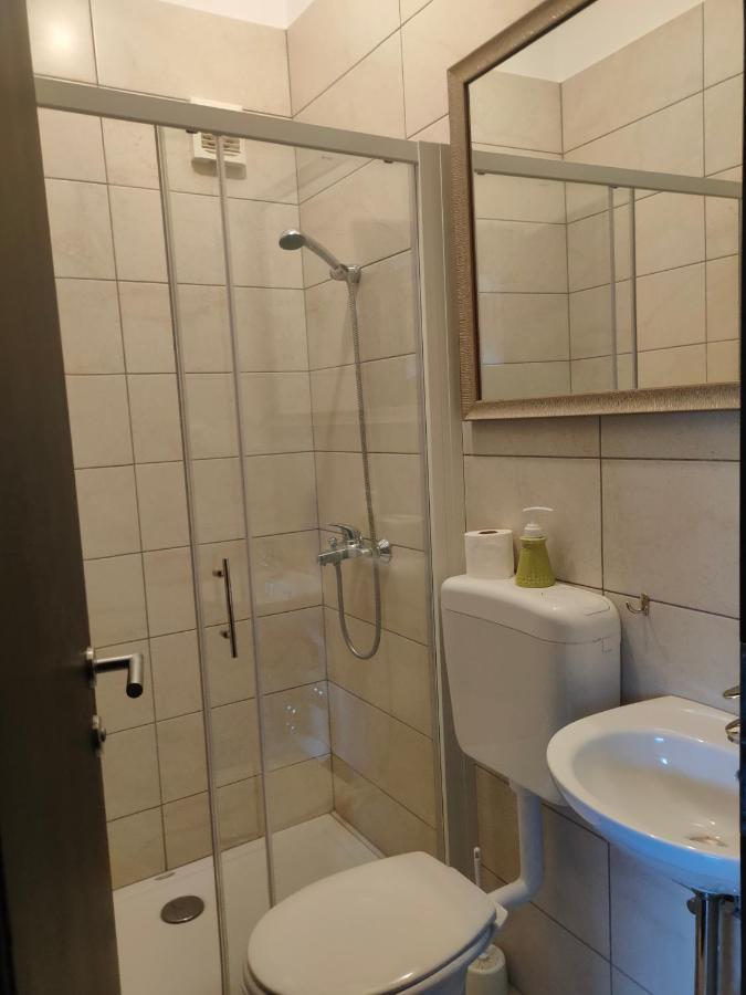 Rooms And Apartment Na Poljani Шкофья-Лока Экстерьер фото