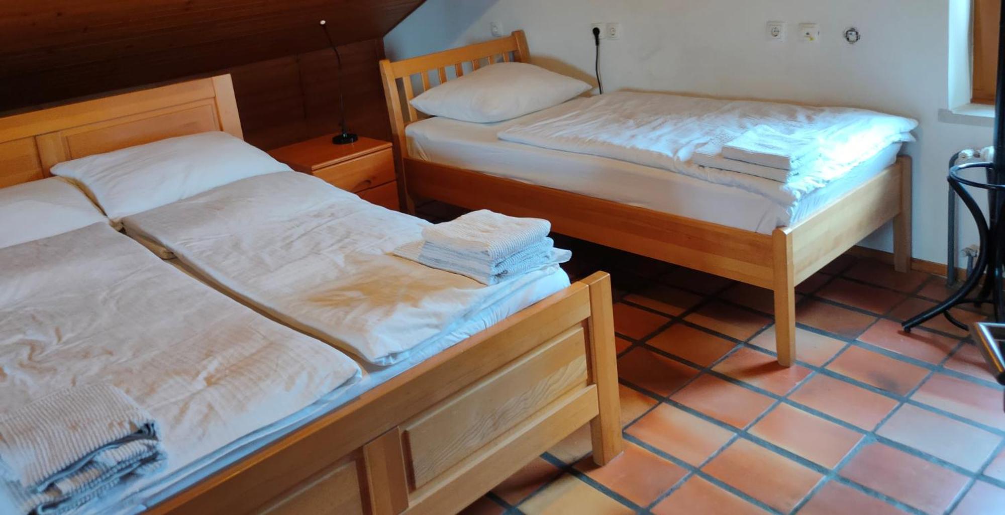 Rooms And Apartment Na Poljani Шкофья-Лока Номер фото