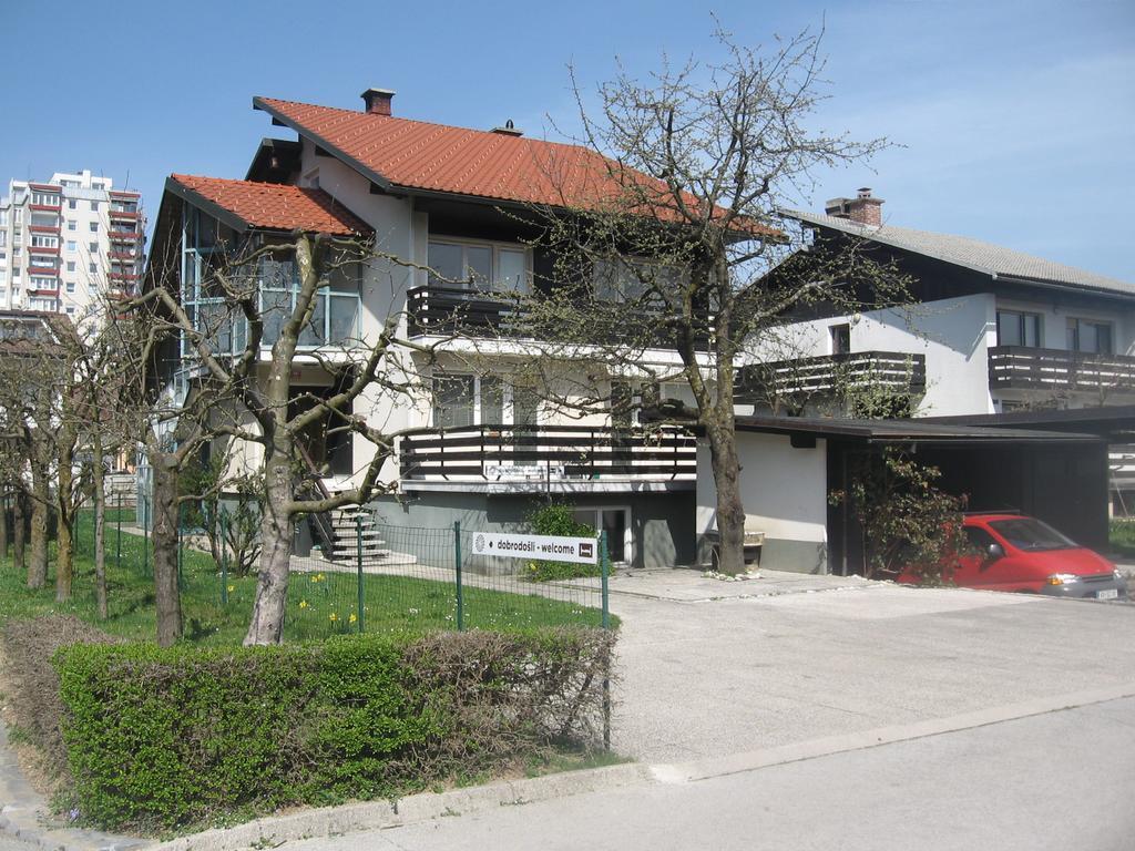 Rooms And Apartment Na Poljani Шкофья-Лока Экстерьер фото